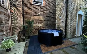 Camden Coach House By Livestay Short Lets & Serviced Accommodation London With Terrace Retreat & Parking